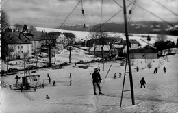 Jougne * Carte Photo * Vue Sur Le Village Et Station Ski * Tire Fesse , Sport D'hiver - Sonstige & Ohne Zuordnung