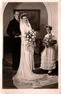 Carte Photo Originale Mariage Et Couple De Mariés Au Salon Avec Leur Demoiselle D'Honneur Vs 1940/50 Hilversum Pays-Bas - Anonieme Personen