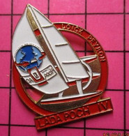 715d Pin's Pins / Beau Et Rare / THEME : SPORTS / BATEAU COURSE LADA POCH IV LOICK PERRON - Voile