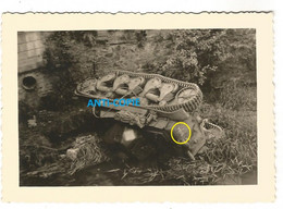 WW2  PHOTO ORIGINALE ALLEMANDE Char Tank Français RENAULT R 35 N°51144 En Fâcheuse Posture Mais Où ? 1940 - 1939-45