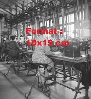 Reproduction D'une Photographie Ancienne D'ouvrières Dans L'usine De Montre Rolex à Bienne En Suisse 1942 - Riproduzioni