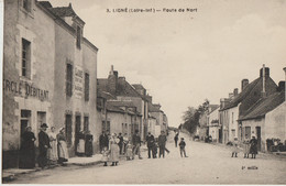 Ligné  44  La Route De Nort Tres Tres Animée Devant Debitant De Boissons Et Chaussures - Ligné