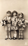 DC5842 - Schöne Motivkarte Kleines Mädchen Mit Blumenstrauß, Cpa Bon Motif, Petite Fille Avec Bouquet, Fleurs, Art - Abbildungen