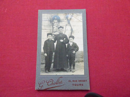 37  TOURS  PHOTOGRAPHIE ORIGINALE CURE POSANT AVEC DEUX ENFANTS - Anonymous Persons