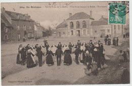 Pluvigner  (56 - Morbihan) Sur La Place De La Mairie - Une Noce Dansant La Ridée - Pluvigner