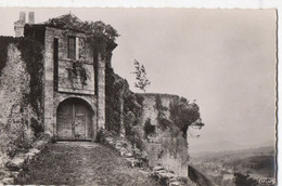 CPSM, Petit Format, (78) MAULE, Entrée Du Fort Et Vue Sur La Vallée, Jamais Voyagée, Quelques Taches Au Verso - Maule