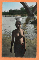 C.P.S.M.-- COTE D'IVOIRE-- Jeune Baigneuse Sur Les Bords Du Bandana -- NUS - SEINS - NUS - NUS ETHNIQUES - PHOTO VERITAB - Afrika