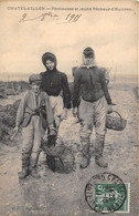 17-CHATELAILLON- PÊCHEUSES ET JEUNE PÊCHEUR D'HUITRES - Châtelaillon-Plage