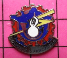 915c Pin's Pins / Beau Et Rare / THEME : ADMINISTRATIONS / DOUANES FRANCAISES STA STR ECLAIR COR GRENADE ROUE DENTEE - Administraties