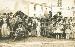 Les Moutiers En Retz * Carte Photo * Jour De Fête Ou Cavalcade Devant L'Hôtel Du Centre * Enfants Costumes Déguisements - Les Moutiers-en-Retz