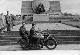 Photo 18 X 12,5 Cms - MOTO- MOTOCYCLETTE N° 1340-RN-3 - Militaire Au Monument André MAGINOT à VERDUN-55-Meuse - Motor Bikes