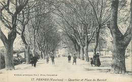 CPA FRANCE 84 " Pernes, Quartier Et Place Du Barriot" - Pernes Les Fontaines