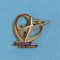 1 PIN'S //  ** ARMÉE DE L'AIR /  ALPHAJETS DE LA PATROUILLE DE FRANCE / VOLTIGE AÉRIENNE ** . (©LMI-PARIS 1992) - Avions