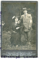 -Photo -  Portrait Souvenir Trés Ancienne - Carton Trés épais, Magnifique Couple, Beaux Habits, Dim : 10.7 X 16.6, TBE, - Anonieme Personen