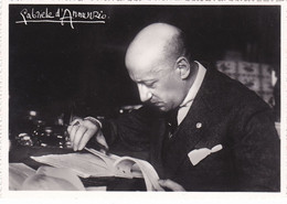 Gabriele D'Annunzio Nel Suo Studio Nel "Vittoriale". Sul Retro Autografo Maria D'annunzio, Moglie Dello Scrittore 1951 - Schrijvers