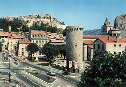 04 Sisteron La Cathédrale Voiture Automobile - Sisteron