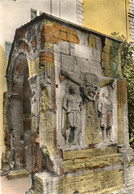 Delcampe - - 84 - CARPENTRAS (Vaucluse). - L'Arc De Triomphe Romain Du 11e S. - Bas-relief Représentant Deux Captifs Gaulois - - Carpentras