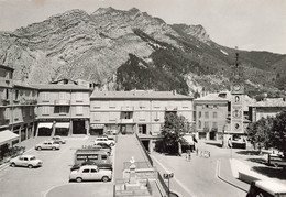 04 Sisteron La Place Voiture Automobile Dauphine 4CV Renault - Sisteron