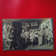 CARTE PHOTO SOUVENIR DE CAMPAGNE DISTRIBUTION DE HARENGS 1914 - Guerre 1914-18