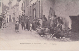 Militaria. CHASSEURS ALPINS En Manoeuvres . En Popote - Régiments