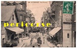 76  Le Tréport  Groupe De Personnes Rue Brasseur - Le Treport