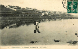 Le Conquet * Pêcheur De Crabe Et Vue Sur La Ville * Pêche à Pied - Le Conquet