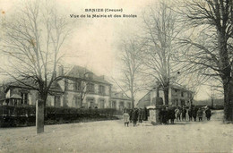 Banize * Vue De La Mairie Et Des écoles * Place * école Village - Other & Unclassified