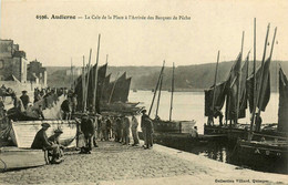 Audierne * La Cale De La Place à L'arrivée Des Barques De Pêche * Bateaux Pêcheurs - Audierne