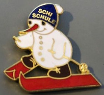 BONHOMME DE NEIGE SUR DES SKIS ROUGE  - BONNET BLEU- BATONS - ECHARPE - NEZ - CAROTTE - EGF - SCHI SCHULE - ECOLE - (24) - Berühmte Personen