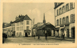 Landivisiau * La Rue Louis Pasteur Et Rue De La Trinité * Commerce Magasin - Landivisiau