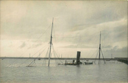 La Rochelle , Ile De Ré , Royan ? * 2 Cartes Photos * échouage D'un Bateau Voilier Goëlette * Photographe L. Cassegrain - La Rochelle