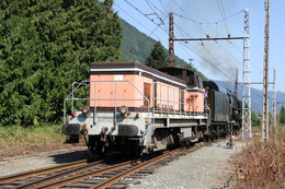 Luchon (31 - France) 23 Août 2009 - La Locomotive Diesel BB 64042  Manœuvre La Locomotive à Vapeur 141 R 1126 - Bahnhöfe Mit Zügen