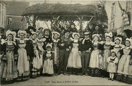 Pont Aven * Une Noce , Mariage * Hommes Et Femmes Du Pays En Costume Et Coiffe - Pont Aven