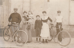 CARTE PHOTO A IDENTIFIER FAMILLE AVEC VELOS Cachets PARIS 20ieme A ARGENTEUIL 1908 - Wielrennen