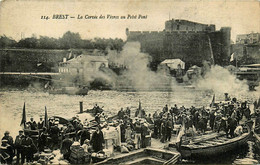 Brest * La Corvée Des Vivres Au Petit Pont - Brest