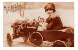 SAINT-NICOLAS  /  FILLETTE  DANS  VOITURE  À  PEDALES ( Chapeau Et Manteau Style Années 20 , Années Folles ) - Sinterklaas