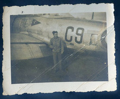 Petite Photographie Originale Ancienne Soldat Devant Un Gros Avion C9   AVR21-11 - Luchtvaart