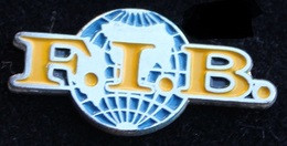 F.I.B. - FEDERATION INTERNATIONALE DE BOULES - MONDE - GLOBE - PETANQUE - MONDO - WORLD - WELTE -     (GRENAT) - Boule/Pétanque