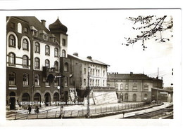 CPSM HERBESTHAL : La Poste Et La Gare ( Rare Vue ) Véritable Photographie, Glacée Noir/blanc - Non Circulée - 2 Scans - Lontzen