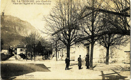 7202 - Isére - LA TRONCHE :  PLACE DE L' EGLISE ANIMEE   - Circule En 1915 Sous Enveloppe - La Tronche