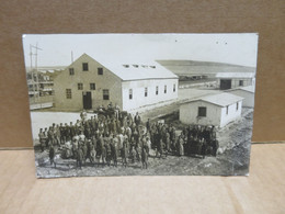 ITALIE Carte Photo Militaria Camp Militaire Ou Camp De Réfugiés Groupe Animation - Andere & Zonder Classificatie