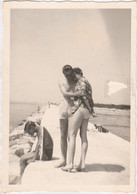 11914.  Fotografia Vintage Coppia Uomo Donne Femme Sexy In Costume Mare 1962 Sottomarina - 10x7 - Anonymous Persons