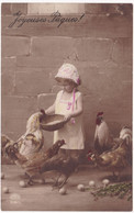 Enfants : Fille - Fillette : En Pose Avec Coqs Et Poules - Oeufs : Joyeuses Pâques - Fêtes : Colorisée - Scènes & Paysages