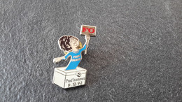 Delcampe - PINS  POLITIQUE SYNDICAT :  FO  Pour Gagner Prud Homme 9 12 92  Force Ouvriere - Administrations