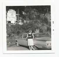 Photographie Auto Voiture De Luxe  Et  Femme 1962  Photo Polaroid  9x9 Cm Env - Automobili