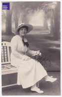 Jolie Carte Postale Photo Originale 1910s Photographie Saarelouis Saarlouis Femme Mode Robe Blanche Atelier Treib A49-77 - Kreis Saarlouis