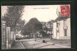 CPA Dordives, La Place Et La Mairie - Dordives