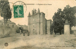 Vaujargues * La Place Du Village Et L'église - Autres & Non Classés