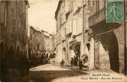 Alais * Alès * La Rue Des Arceaux * Le Vieux Marché * Villageois - Alès