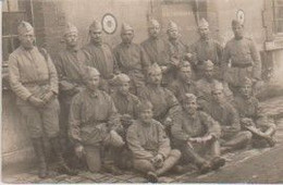 Carte-Photo. MILITARIA .Groupe De Soldats Sur Cols (Régiment) N° 30 (Derrière Eux, Panneau "Bibliothèque-Salle De Jeux") - Regimientos